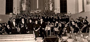 Nach der Aufführung des Mozart-Requiems 1969 in St. Michael Sonthofen. Im Vordergrund (v.l.) Heinz Tandler, Prof. Hanno Blaschke, Marga Schiml, Hildegard Heichele, Otto Gogl